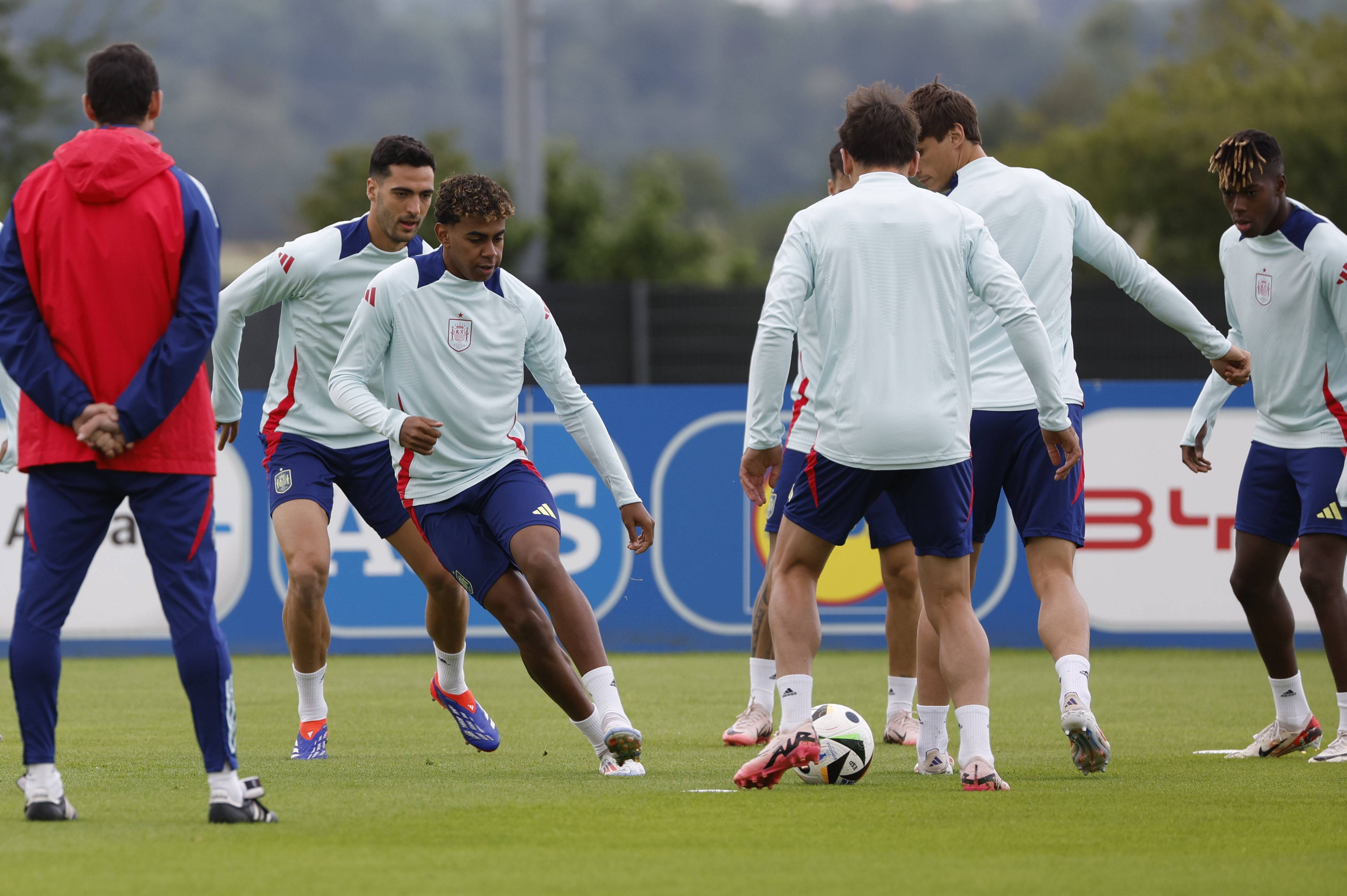 爱游戏网页版-西班牙队备战欧预赛，备受关注(西班牙队备战欧预赛,备受关注的球队)