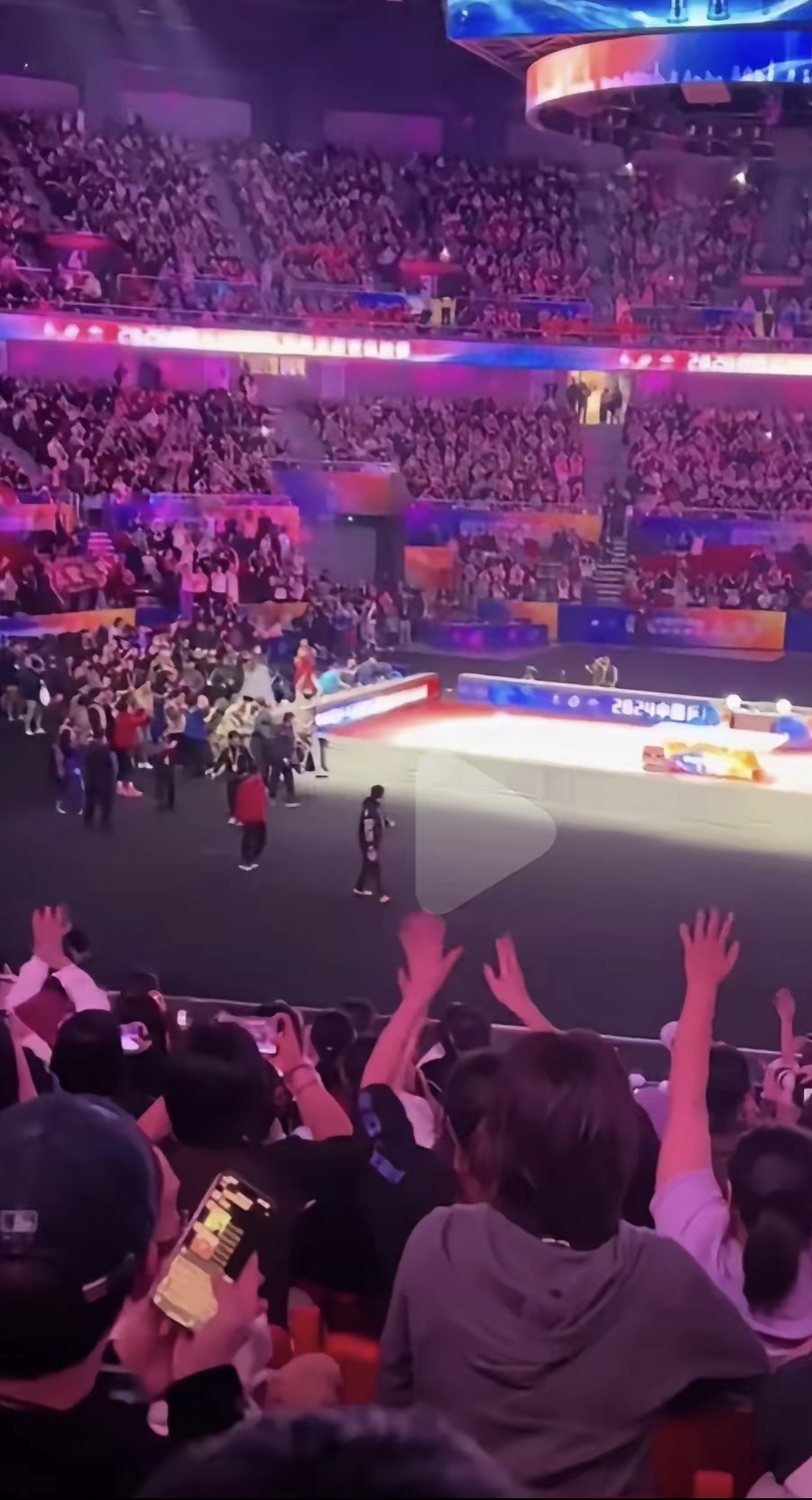 爱游戏网页版-国内顶级足球赛事中一场悬念丛生的比赛，现场观众为之疯狂，呼声不断的简单介绍