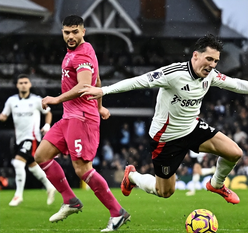 富勒姆主场告负保级形势严峻,保级对手逐渐逼近的简单介绍 富勒姆主场告负保级形势严峻,保级对手逐渐逼近的简单介绍