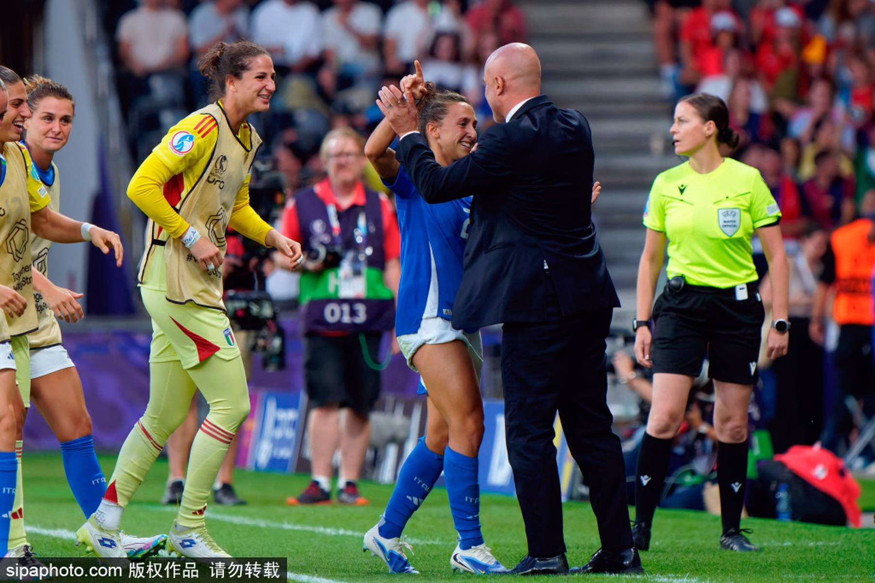 包含黑山队在欧洲杯资格赛中大获全胜，稳坐小组头名的词条