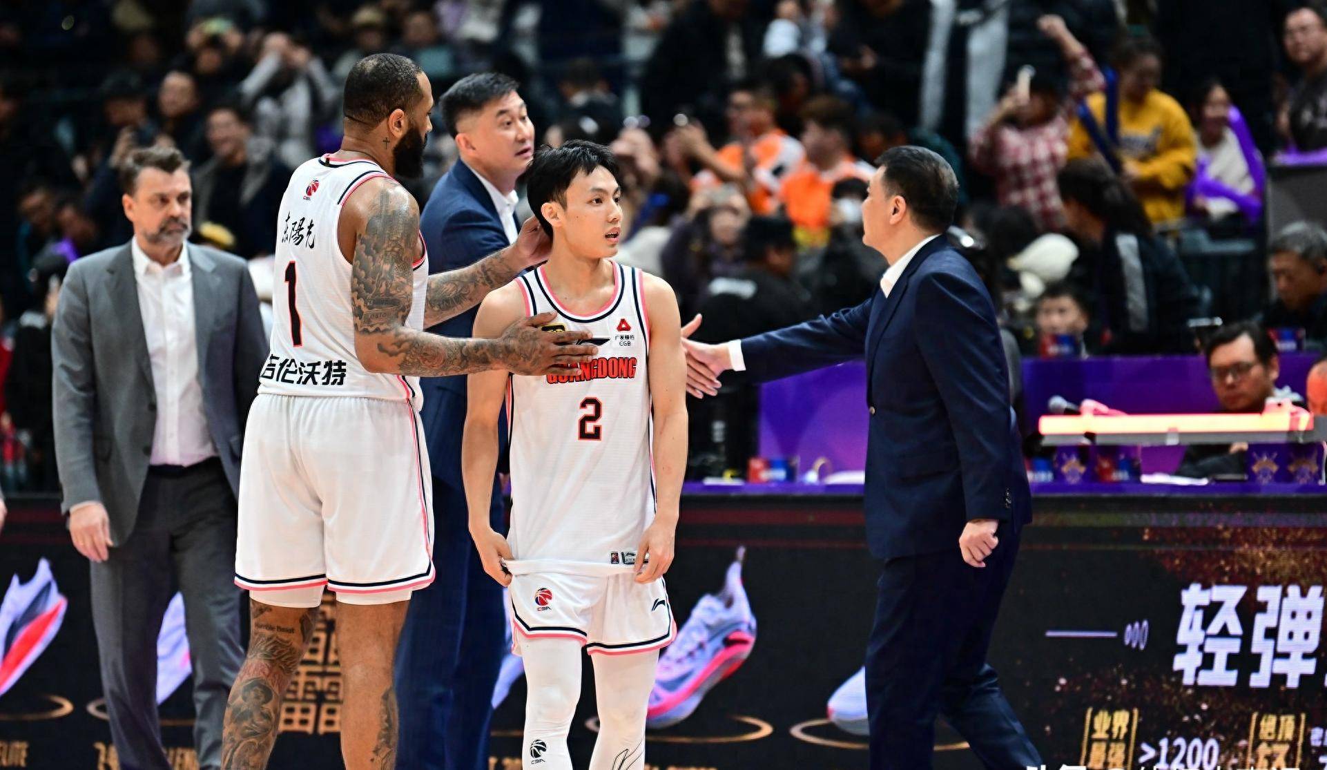 CBA联赛战况激烈，球队实力逐渐显露