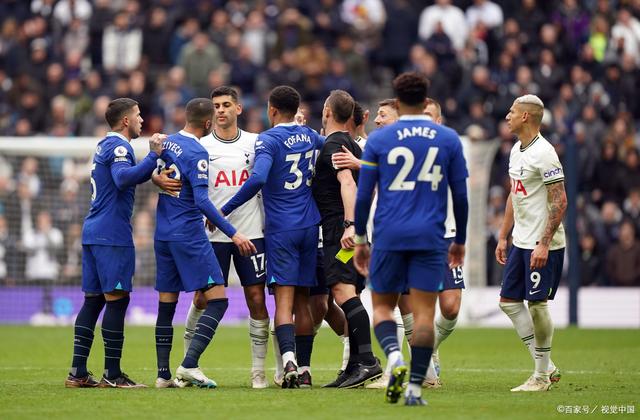 球场上发生的意外事件引发广泛关注 球场上发生的意外事件引发广泛关注