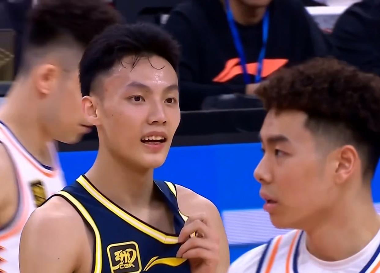 爱游戏网页版-杜锋率队连胜四场，神勇的广东队继续领跑