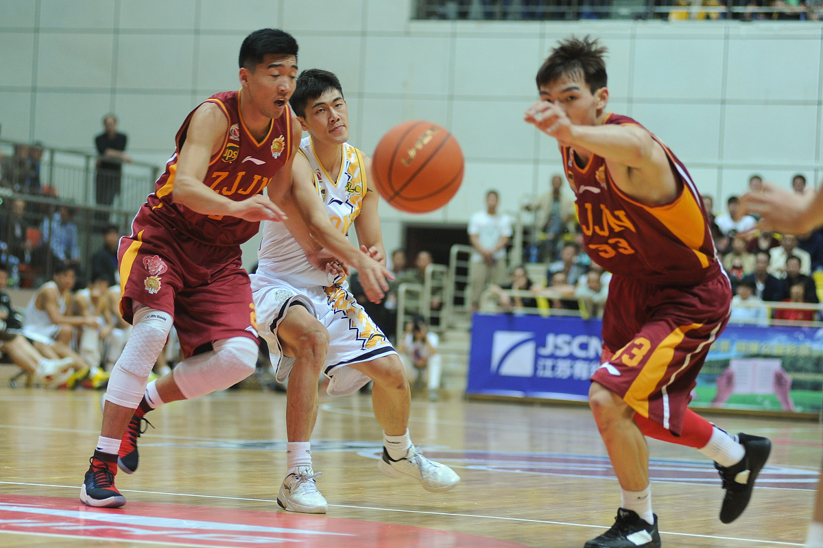 篮下争抢胜利,球队取得关键胜利 篮下争抢胜利,球队取得关键胜利