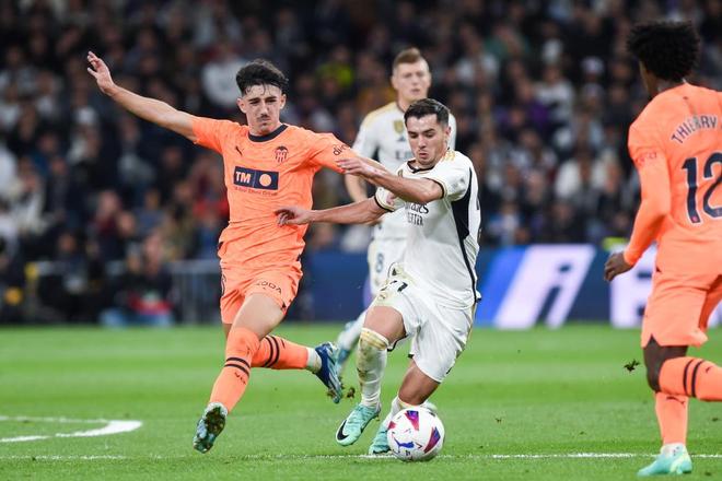 爱游戏官网-巴伦西亚前锋脚法娴熟，破门得分