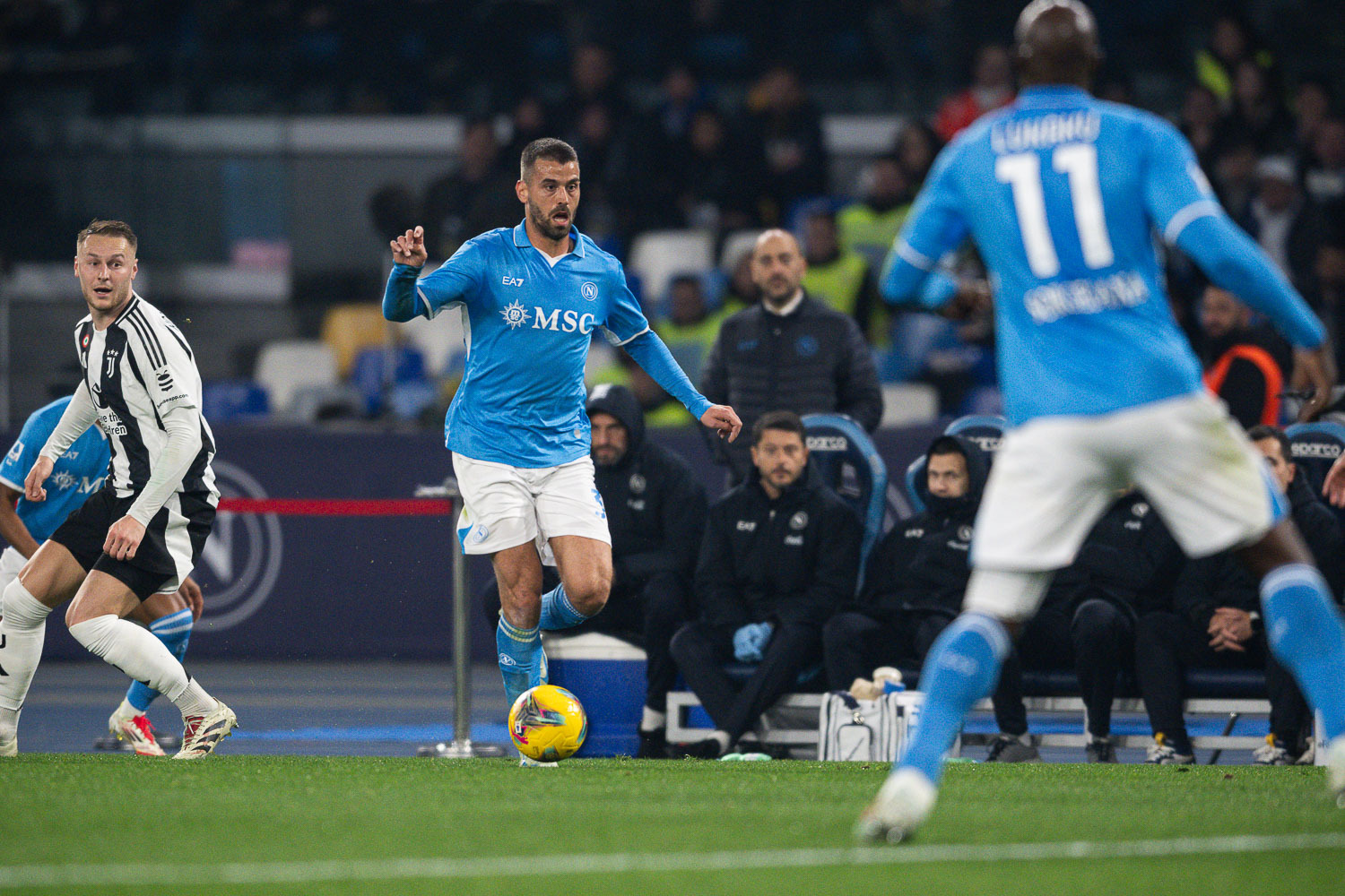 爱游戏体育下载-那不勒斯击败对手，继续追赶领头羊