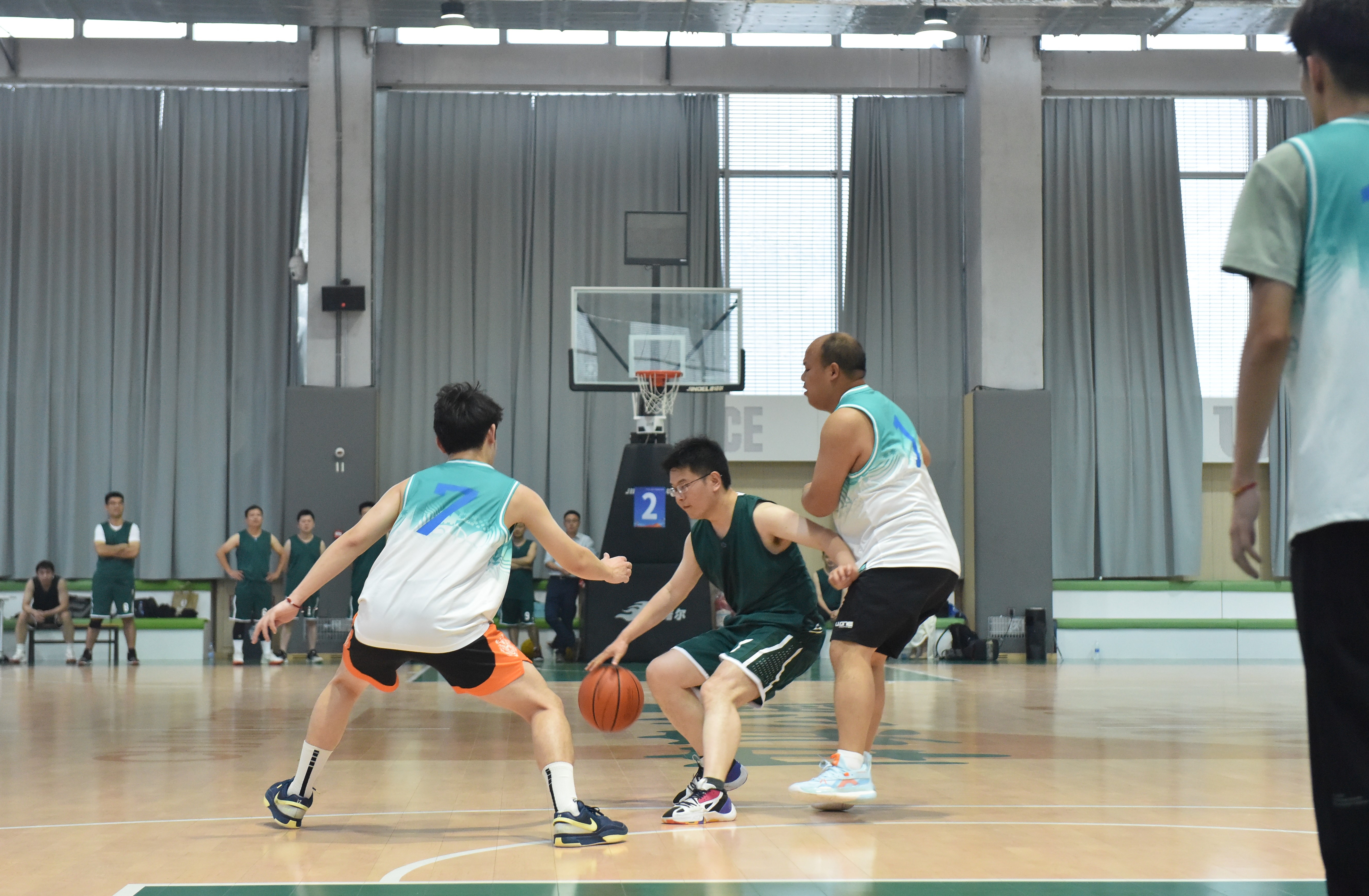 爱游戏官网-篮球赛场上选手团结一致争胜