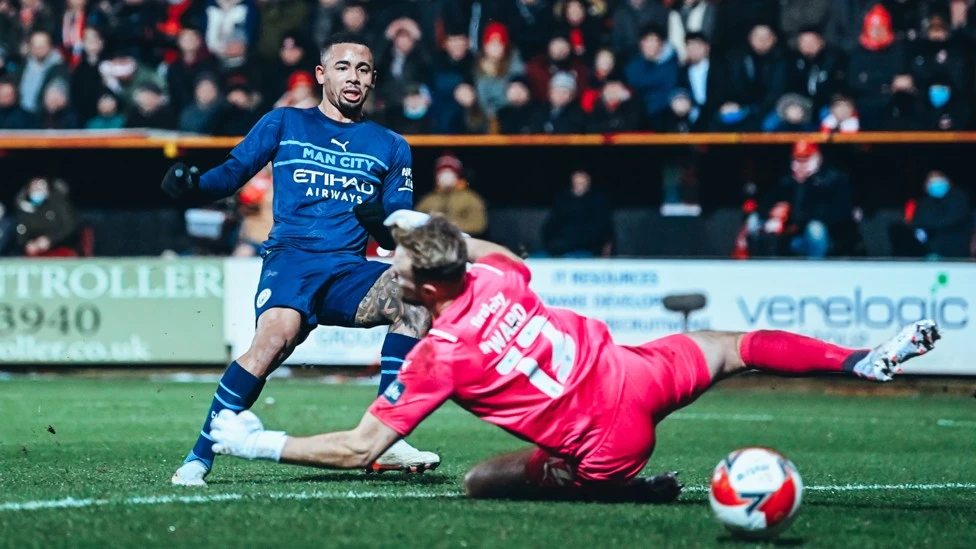 爱游戏体育链接-斯温登青年军士气高昂，迎战强敌信心十足