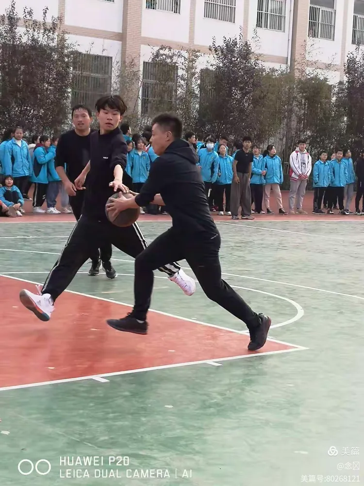 激烈博弈中,球员们斗志昂扬争夺胜利的简单介绍 激烈博弈中,球员们斗志昂扬争夺胜利的简单介绍