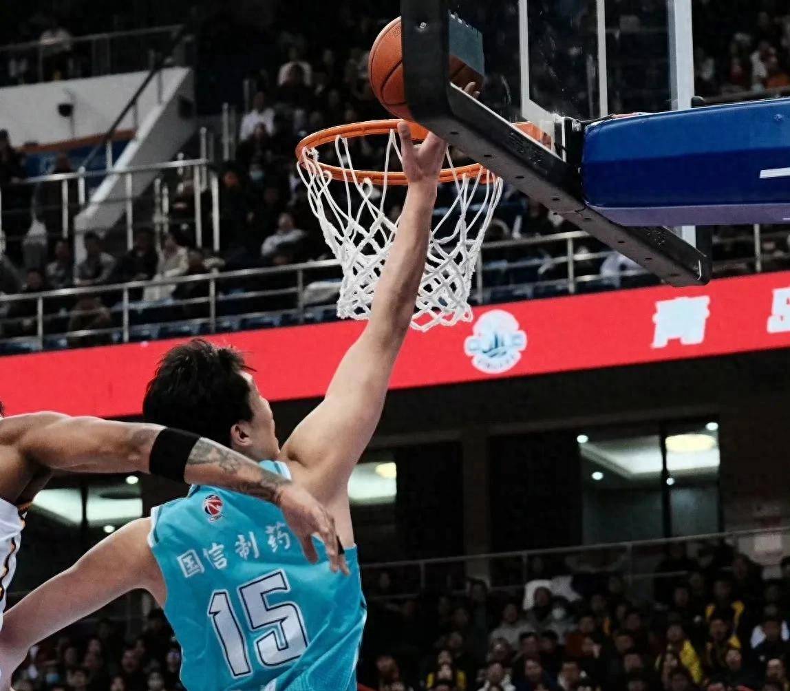 爱游戏体育地址-在吉林队赛场上演CBA季后赛，进球，引发弹幕炸裂