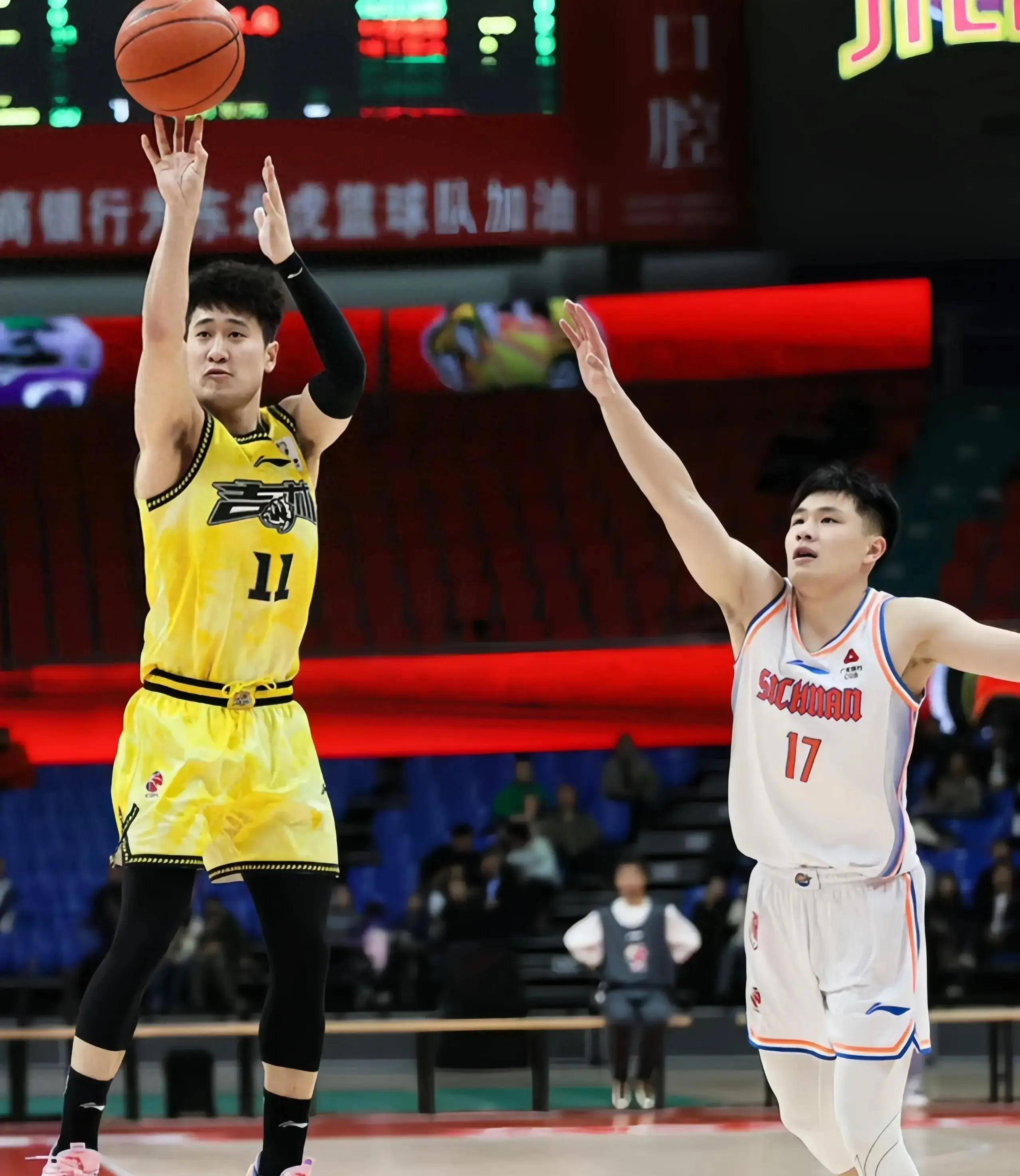 在吉林队赛场上演CBA季后赛,进球,引发弹幕炸裂 在吉林队赛场上演CBA季后赛,进球,引发弹幕炸裂