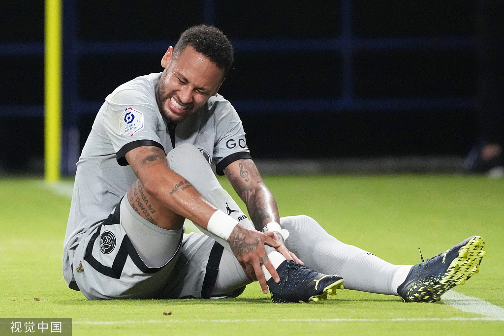 爱游戏-巴西球员内马尔因脚踝受伤退出本届比赛