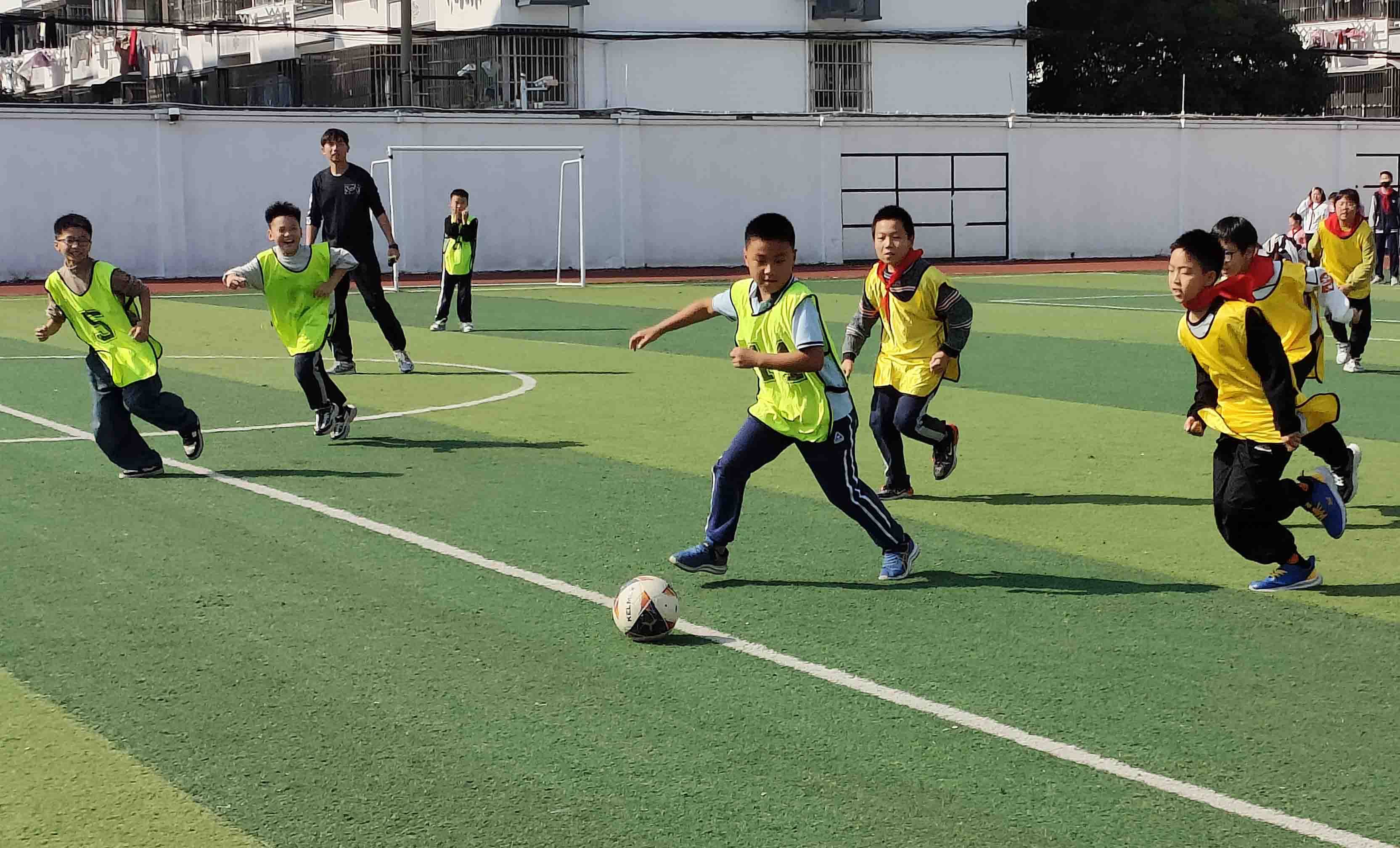 足球联赛强弱对比凸显,各队备战有方!的简单介绍 足球联赛强弱对比凸显,各队备战有方!的简单介绍