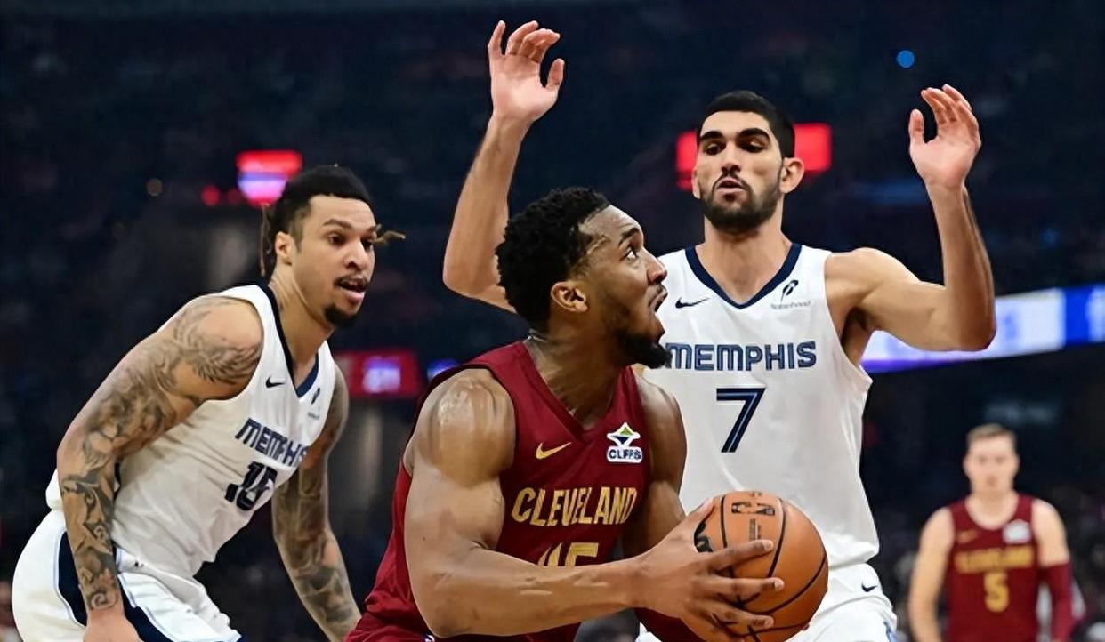 爱游戏入口-爵士击败灰熊，米切尔砍下29分