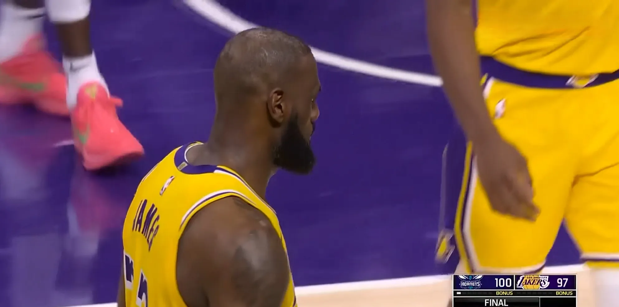 爱游戏官网入口-关于湖人惨败老鹰，詹姆斯砍下37分的信息