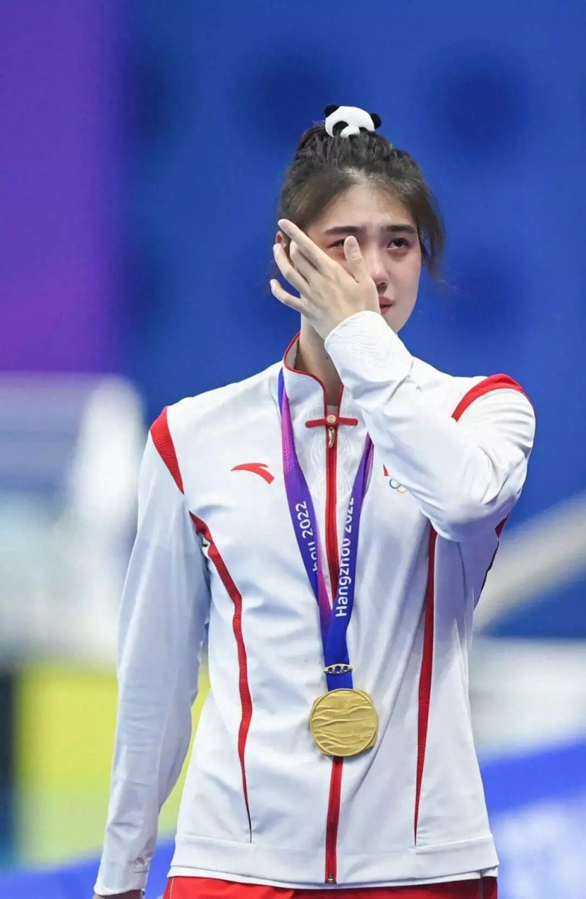 游泳选手创造新纪录,夺得金牌 游泳选手创造新纪录,夺得金牌