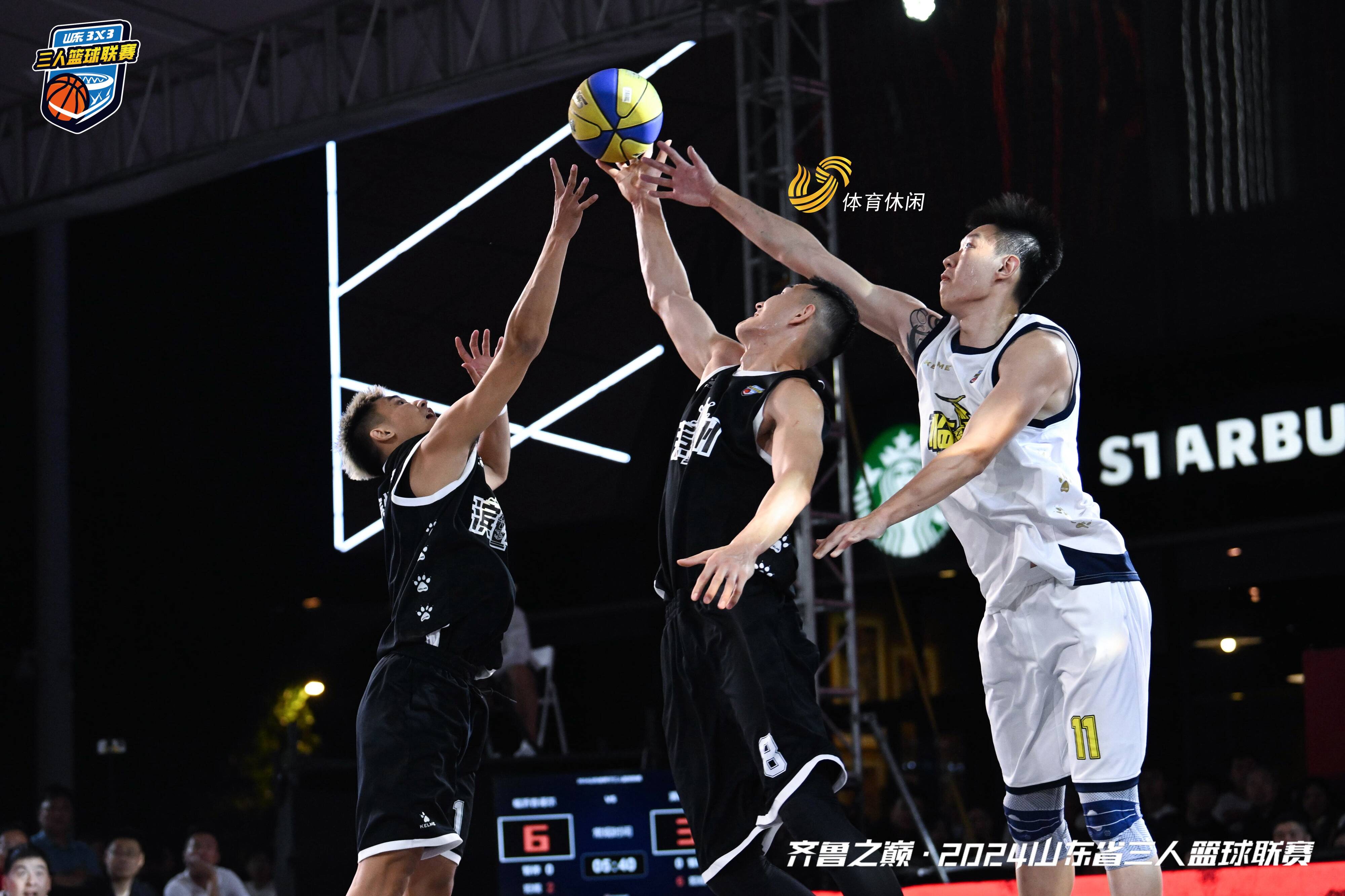 关于篮球职业赛事中一支实力强劲的球队连胜不断的信息